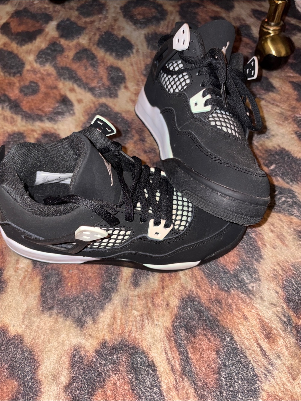 Kids Jordan retro 4’s white thunders, 2.5y